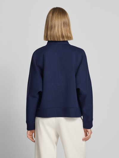 Frauenmodel trägt Relaxed Fit Jacke in Strick-Optik mit Stehkragen von windsor., reine Baumwolle, dunkelblau, Rückansicht, Ganzkörperansicht Rückansicht.