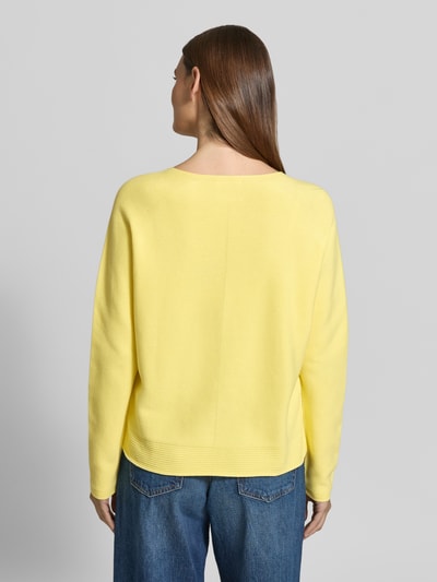 Frauenmodel trägt Strickpullover mit Rundhalsausschnitt und Label-Detail von Fynch-Hatton aus reiner Baumwolle in Gelb, Rückenlänge 58 cm, Regular Fit, Ganzkörperansicht Rückansicht