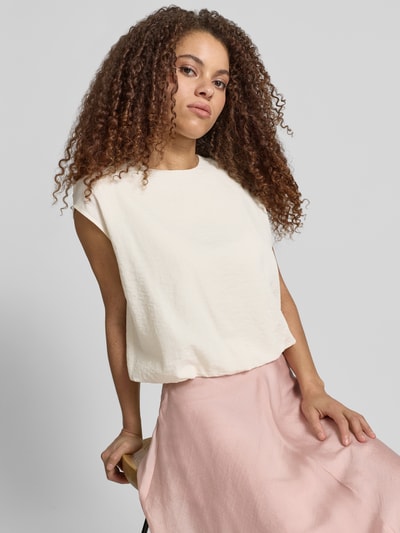 Frauenmodel trägt Bluse mit Rundhalsausschnitt und Kappärmeln von Jake*s Collection in Creme, gerade geschnitten, glatte Textur, Ganzkörperansicht von vorne.
