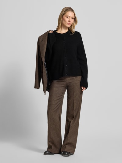 Kobiece modelka nosi kardigan rozpinany Regular Fit Strickjacke aus Woll-Mix mit Alpaka-Anteil Modell 'LULU NEW' von Selected Femme, efekt: jednolity kolor, krój regular fit, listwa guzikowa, dekolt okrągły, długi rękaw, zakończenia i wykończenia prążkowane, dzianina, mieszanka wełny, Ganzkörperansicht von vorne.