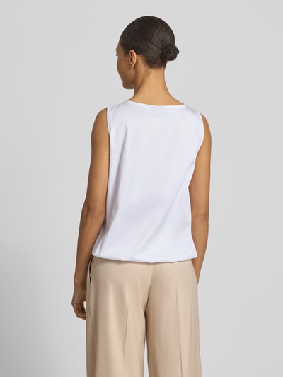 Frauenmodel trägt Relaxed Fit Blusentop aus Baumwoll-Mix von s.Oliver BLACK LABEL, unifarben weiß, Popeline, Ganzkörperansicht Rückansicht.