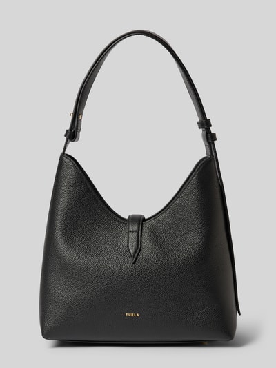 Productfoto, Handtasche aus echt leer Model 'GOCCIA' van Furla in zwart, structuurpatroon, overslag met pinsluiting, verstelbare schouderband, hoofdvak met ritsvak, breedte maat 1: 22 cm, lengte: 25 cm, diepte: 12 cm, bandlengte: 42 cm.