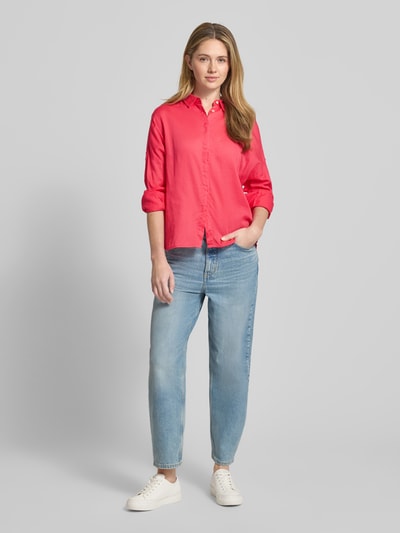 Frauenmodel trägt Regular Fit Bluse mit verdeckter Knopfleiste Modell 'SANDY' von 0039 Italy aus reiner Baumwolle in Rot, Ganzkörperansicht von vorne.