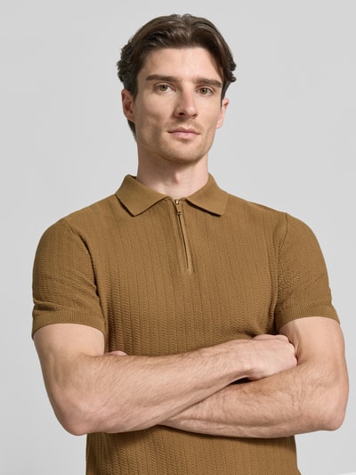Männermodel trägt Poloshirt mit kurzem Reißverschluss und Polokragen von MCNEAL aus Reine Bio-Baumwolle, Body Fit, Nahaufnahme Oberkörper.