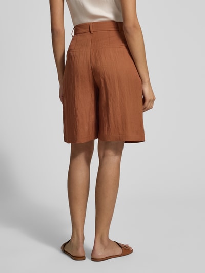 Modelka nosi Bermudas mit Eingrifftaschen von Jake*s Collection, krój regular fit, z guzikem i zamkiem, kieszenie z przodu i z tyłu, szerokość w rozmiarze 38: 40 cm, długość nogawki wewnętrznej: 80 cm, widok całej sylwetki z tyłu.