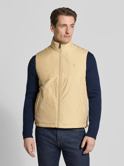 Männermodel trägt Regular Fit Weste mit Logo-Detail von Polo Ralph Lauren in Optik: Unifarben, Ganzkörperansicht von vorne