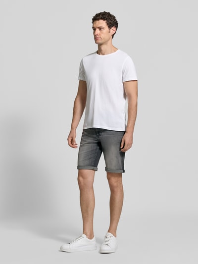 Männermodel trägt Bermudas im 5-Pocket-Design mit aufgeschlagenem Saum von Christian Berg Men, Baumwoll-Mix, Straight Fit, Ganzkörperansicht von vorne.