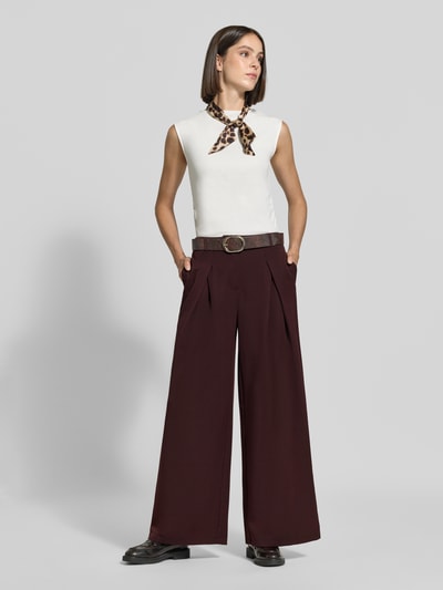 Vrouwenmodel draagt Wide Fit broek met viscose van zero, elastische materiaalmix, stolpplooien, geïntegreerde riem, bandwijdte maat 36: 36 cm, binnenbeenlengte maat 36: 77 cm, full body vooraanzicht.