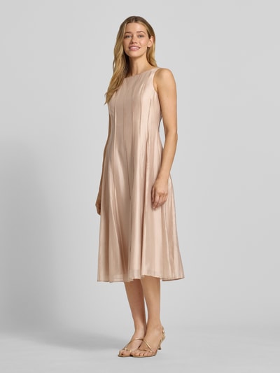 Frauenmodel trägt Cocktailkleid mit Rundhalsausschnitt von Christian Berg Cocktail im Lyocell-Mix, A-Linie, Midilänge, sanft glänzend, Ganzkörperansicht von vorne.