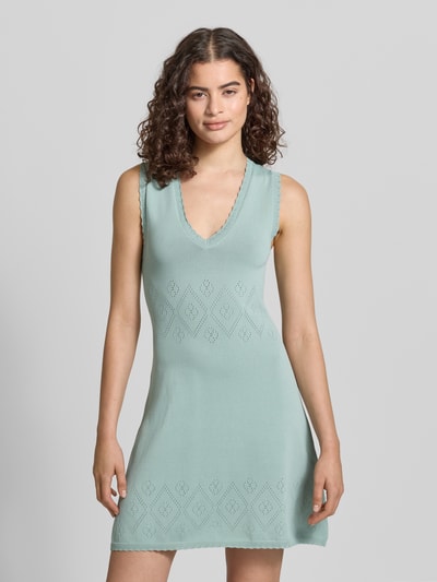 Frauenmodel trägt Damen Minikleid mit V-Ausschnitt Modell 'Sari' von OH APRIL aus Viskose-Mix in Mint, Taillierter Schnitt, Nahaufnahme Oberkörper.