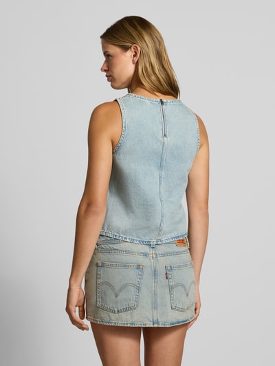 Frauenmodel trägt Regular Fit Blusentop aus reiner Baumwolle Modell 'DENIM SHELL' von Levi's®, hellblauer Denim, Ganzkörperansicht Rückansicht, Damen Blusentop von Levi's®