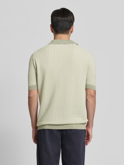 Männermodel trägt Regular Fit Poloshirt aus Baumwoll-Leinen-Mix Modell 'SEEROY' von HUGO, Optik:Allover-Muster, Struktur, Ganzkörperansicht Rückansicht.