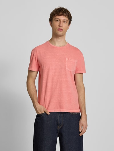 Männermodel trägt T-Shirt aus Baumwoll-Leinen-Mix mit Brusttasche von Superdry in Rosa, Regular-Fit, Rundhalsausschnitt, Herren T-Shirt, Rückenlänge bei Größe M: 66 cm, Ganzkörperansicht von vorne.