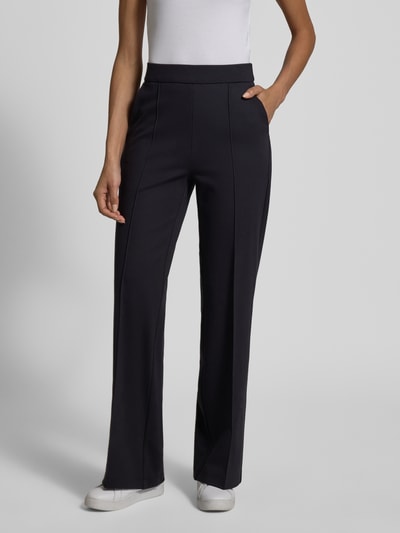 Vrouwenmodel draagt Regular fit stoffen broek met viscosemix Model 'Ava' van Cambio, elastische band, siernaden, achterzakken, vooraanzicht, detailopname.