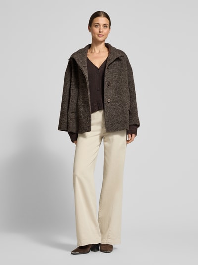 Frauenmodel trägt Jacke mit Woll-Anteil und Stehkragen von ICONS Cinzia Rocca, Regular Fit, brauner Baumwoll-Mix, Knopfverschluss, seitliche Eingrifftaschen, helle Hose, Ganzkörperansicht von vorne.