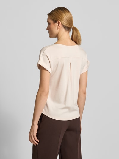 Frauenmodel trägt T-Shirt mit fixiertem Ärmelaufschlag von monari in Creme, Baumwolle, gerader Schnitt, Rückenansicht Ganzkörperansicht.