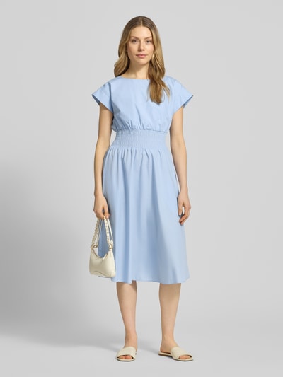 Modelka nosi knielanges Kleid mit Rundhalsausschnitt von Christian Berg Woman Selection, mieszanka bawełny, taliowany fason, długość do kolan, okrągły dekolt, krótkie rękawy, elastyczna tasiemka w talii, długość tyłu w rozmiarze 36: 110 cm, szerokość w rozmiarze 36: 34 cm, jasnoniebieski kolor, gładka tekstura, całkowity widok z przodu
