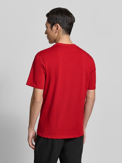 Männermodel trägt T-Shirt mit Label-Detail von Antony Morato in Rot, reine Baumwolle, Regular Fit, Rückenlänge 72 cm, Ganzkörperansicht Rückansicht.
