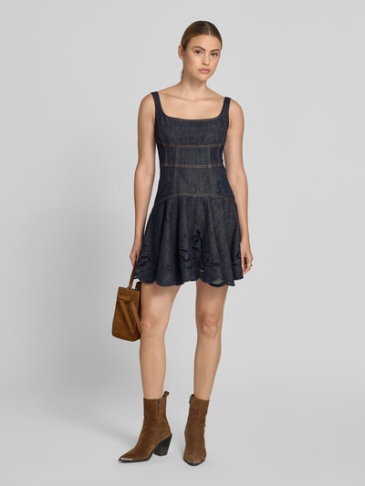 Frauenmodel trägt Minikleid in Denim-Optik von Self-Portrait aus elastischem Baumwoll-Mix mit Loch-Stickereien, taillierter Passform, ärmelloses Design, dunkelblau, glatte Textur, Ganzkörperansicht von vorne.