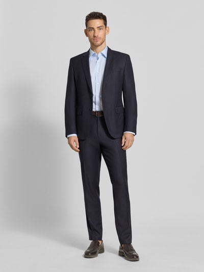 Männermodel trägt Regular Fit Businesshemd mit extra langem Arm Modell 'H-JOE-K' von BOSS, blau-weiß gestreift, Baumwolle, Ganzkörperansicht von vorne.