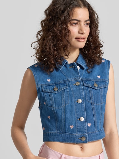 Frauenmodel trägt Regular Fit Jeansweste mit Motiv-Print Modell 'VEGA' von Only in Denim-Optik mit Umlegekragen, Knopfleiste und Brusttaschen aus reiner Baumwolle, Label-Applikation, Nahaufnahme Oberkörper.