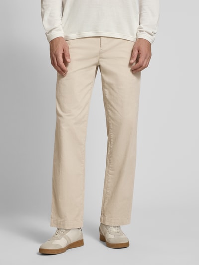 Męski model nosi Straight Fit Chino aus Baumwoll-Mix model 'Chino_Keyes_DS' od BOSS Orange, beżowa, gładka tkanina, całkowity widok z przodu.
