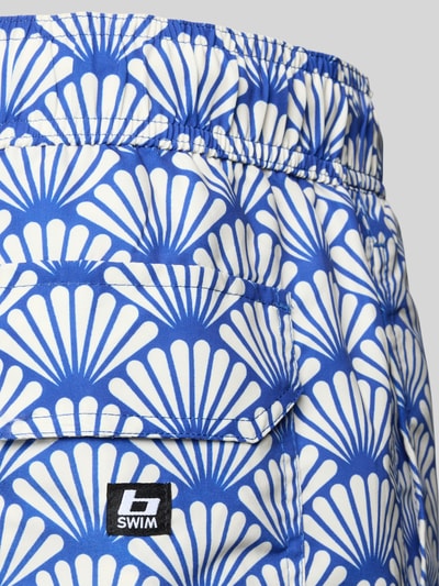 Produktfoto, Badehose mit elastischem Bund Modell 'BHRADCLIFF' von Blend, kräftige Blau-Weiß-Farben, grafisches Muster, Gesäßtasche, Label-Patch, Bademode für Herren, Regular-Fit