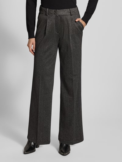 Frauenmodel trägt Regular Fit Weite Hose mit Baumwoll-Anteil von Tom Tailor, Optik: Unifarben, Passform: Regular-Fit, Muster: Gestreift, Applikation: Label-Patch, Details: Effektgarn, Gürtelschlaufen, Verschluss: Schiebehaken und verdeckter Reißverschluss, Taschen: seitliche Eingrifftaschen, dunkler Farbton, leicht strukturierte Textur, Ganzkörperansicht von vorne.