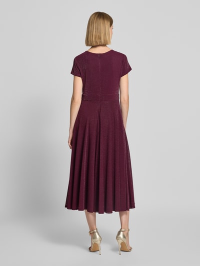 Frauenmodel trägt Tailliertes Cocktailkleid mit V-Ausschnitt von Vera Mont in dunklem Bordeauxrot mit dezenter Glitzerstruktur, Ganzkörperansicht Rückansicht. Damen Cocktailkleid von Vera Mont.