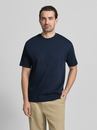 Männermodel trägt Regular Fit T-Shirt aus reiner Baumwolle von MCNEAL in Dunkelblau, Rundhalsausschnitt, Kurzarm, Ganzkörperansicht von vorne.