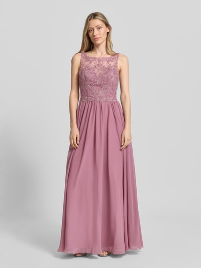 Frauenmodel trägt Maxikleid mit Perlen und tiefem Rückenausschnitt von Laona in A-Linie, fließender Stoff, zartrosa, Rundhalsausschnitt, Ganzkörperansicht von vorne. Rückenlänge bei Größe 36: 120 cm, Brustweite bei Größe 36: 38 cm, rückseitiger Reißverschluss.