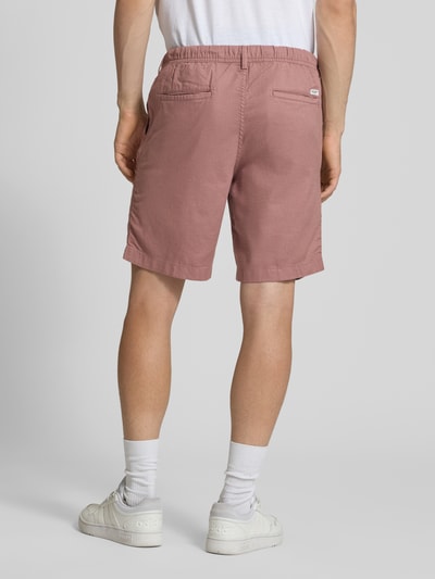 Männermodel trägt Shorts mit Tunnelzug Modell 'JAIDEN' von Jack & Jones, Baumwoll-Leinen-Mix, Regular-Fit, Rückansicht Ganzkörperansicht.