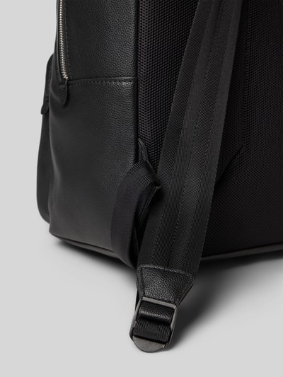 Produktfoto, Rucksack mit Label-Prägung Modell 'Ray' von BOSS in Schwarz, fein strukturiertes Design, verstellbare Schultergurte, Detailaufnahme