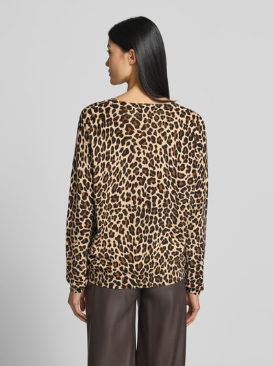 Frauenmodel trägt Strickpullover im Allover-Look mit Rundhalsausschnitt von Apricot, braunes Leopardenmuster, Baumwolle, Relaxed Fit, Ganzkörperansicht Rückansicht.