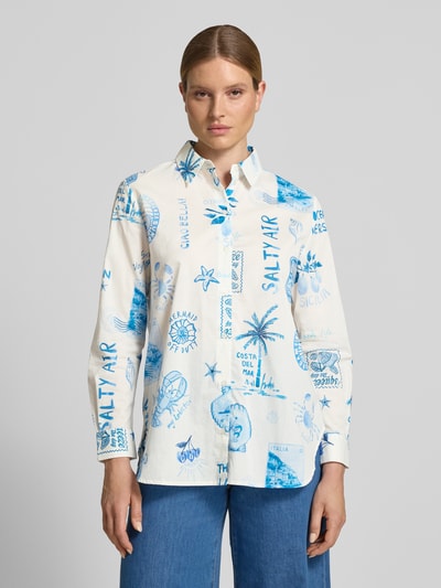 Frauenmodel trägt Regular Fit Bluse im Allover-Look von Oui mit blauem Print, reine Baumwolle, Hemdblusenkragen, Knopfleiste, Ganzkörperansicht von vorne.