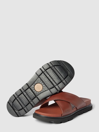 UGG Slippers met brede riempjes, model 'CAPITOLA CROSS SLIDE' Cognac - 4