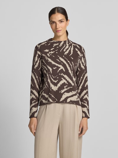 Frauenmodel trägt Strickpullover aus Viskose-Mix im Allover-Look von COMMA, braun-beiges Muster, Regular Fit, Stehkragen, Ganzkörperansicht von vorne.