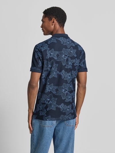 Männermodel trägt Slim Fit Poloshirt mit floralem Allover-Print von Lerros aus Reine Baumwolle, Polokragen, Kurzärmelig, Rückenlänge 72 cm, Ganzkörperansicht Rückansicht.