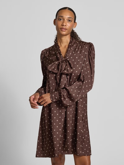 Vrouwenmodel draagt bruin Loose Fit vrijetijdsjurk uit pure viscose van Jake*s Casual met kleine lichte stippen, vooraanzicht bovenlichaam.