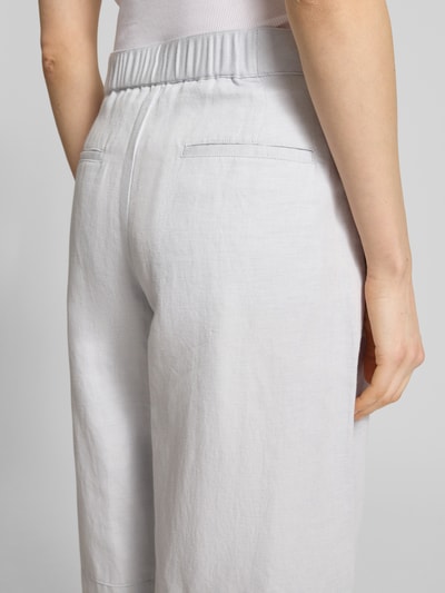 Frauenmodel trägt Wide Leg Pants mit Leinen-Anteil Modell 'SAROKO' von Samsøe Samsøe in hellem Grau, Baumwoll-Mix, Detailaufnahme Rückansicht.