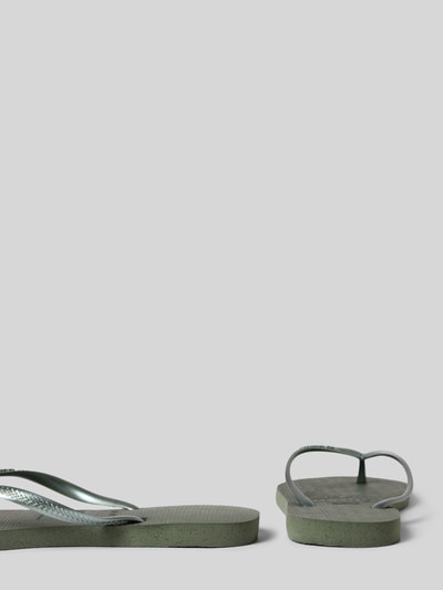 Produktfoto, Flip-Flops mit Logo-Detail von Havaianas für Damen in Grün mit abgerundeter Passform, offener Ferse, Zehentrenner, Absatzhöhe 1 cm bei Größe 39/40, strukturierte Oberfläche.