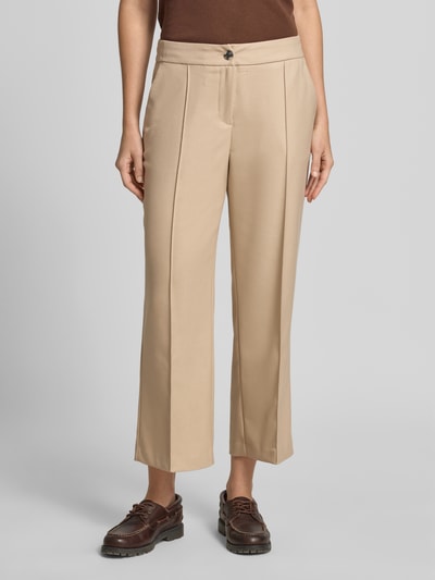 Frauenmodel trägt Stoffhose mit Bügelfalte Modell 'Melane' von OPUS, beiger Material-Mix mit Viskose-Anteil, Straight Fit, Ganzkörperansicht von vorne.