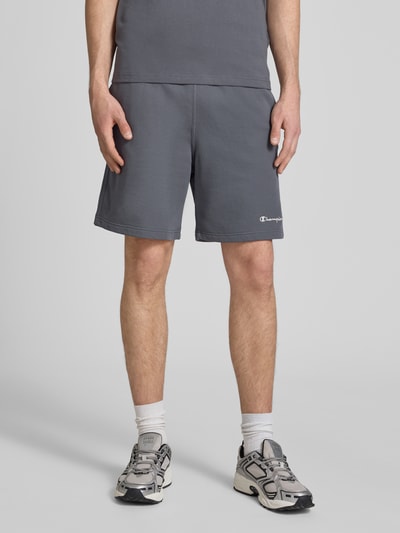 Mannenmodel draagt Shorts met elastische tailleband en label-stitching van CHAMPION, katoenmix, regular fit, grijs, merklogo, gehele vooraanzicht.