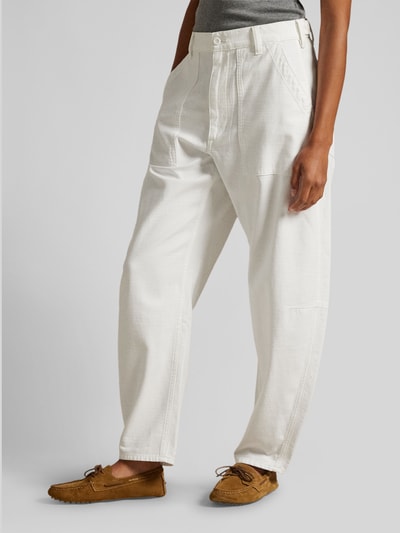 Frauenmodel trägt Tapered Stoffhose aus reiner Baumwolle von Polo Ralph Lauren in Weiß mit High Waist, seitlichen Eingrifftaschen, Nahaufnahme Unterkörper.
