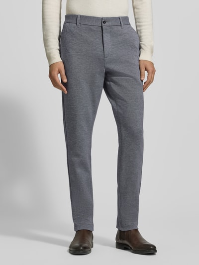 Männermodel trägt Relaxed Fit Schmale Hose aus reiner Baumwolle Modell 'HARLEM' van Tommy Hilfiger, grijsblauw, Two Tone, voorkant, Nahaufnahme Oberkörper.