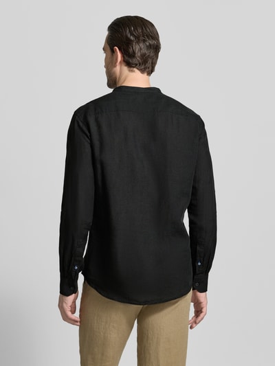 Männermodel trägt Slim Fit Leinenhemd aus reinen Leinen mit Stehkragen von OLYMP Level Five, Langarm, Schwarz, Ganzkörperansicht Rückansicht.