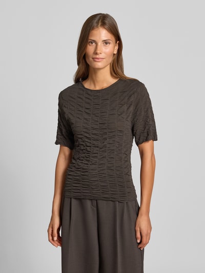 Frauenmodel trägt Slim Fit T-Shirt aus Viskose-Mix Modell 'NATACHA' von Cph Muse, dunkle Farbe, Strukturmuster, Nahaufnahme Oberkörper. Damen T-Shirt mit 47 cm Rückenlänge und 24 cm Ärmellänge, schlichtes Design.