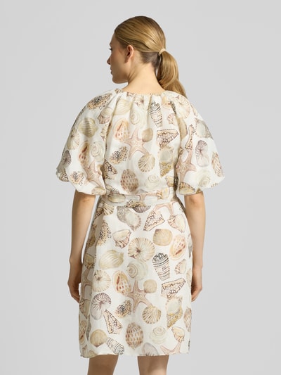 Frauenmodel trägt Knielanges Kleid aus Viskose mit Bindegürtel von Marc Cain, Allover-Look mit Schlüsselloch-Ausschnitt, Rückansicht, taillierter Schnitt, reine Viskose, Rückenlänge 95 cm, Brustweite 52 cm, Ärmellänge 38 cm. Ganzkörperansicht Rückansicht.