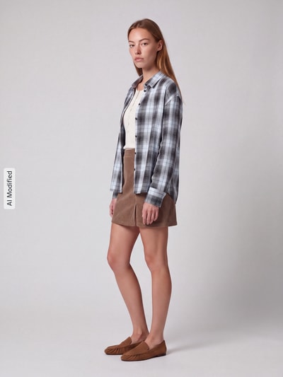 Vrouwenmodel draagt Körpernaher Mini-Rock uit katoenmix model 'LULA' van VERO MODA, kleur lichtbruin, Dames Minirok, zijaanzicht, KI-modificeerd beeld