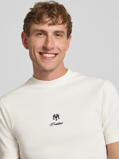 Männermodel trägt Slim Fit T-Shirt mit Label-Stitching von PROHIBITED aus Baumwoll-Elasthan-Mix, Ripp-Optik, Rundhalsausschnitt, Nahaufnahme Oberkörper.